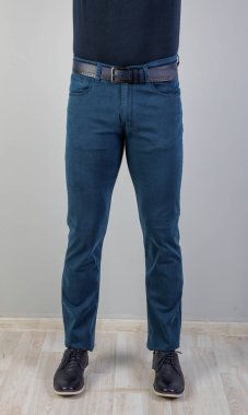 Beyaz arka planda kot gömlekli ve pantolonlu bir adam.