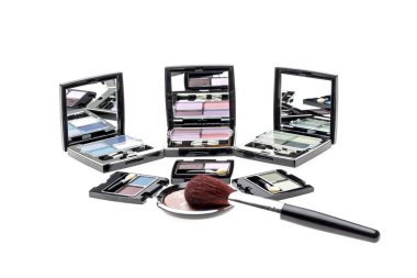 Makyaj fırçaları ve fırçalar beyaz arkaplanda izole edilmiş