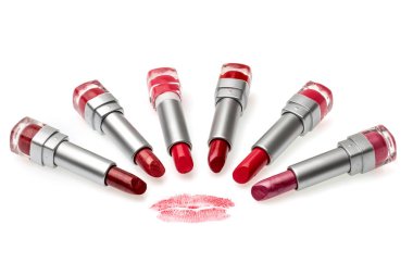 Beyaz arka plan üzerinde izole kırmızı ruj