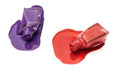 Beyaz arka planda oje lekelerinin üst görüntüsü. çok renkli boya damlaları.