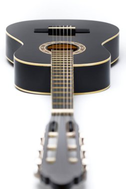 Beyaz arkaplanda siyah akustik gitar izole edildi