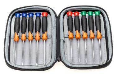Beyaz arkaplanda izole edilmiş renkli tornavidalar