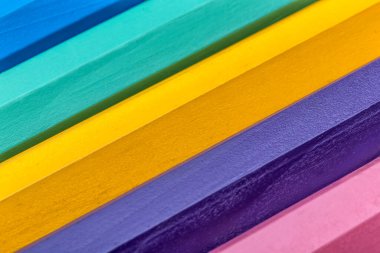 Beyaz arkaplanda izole edilmiş renkli kalemler. Yakın çekim görünümü.