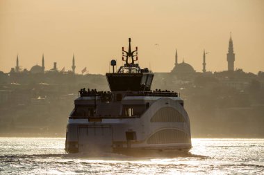 İstanbul, Türkiye-27 Ekim 2018: Günbatımında Boğaz 'da tekne siluetleri