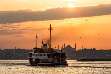 İstanbul, Türkiye-27 Ekim 2018: Günbatımında Boğaz 'da tekne siluetleri