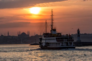 İstanbul, Türkiye-27 Ekim 2018: Günbatımında Boğaz 'da tekne siluetleri