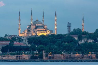 İstanbul, Türkiye: Ayasofya camisi Bizans mimarisinin dünyaca ünlü anıtı. Gün batımında St. Sophia Katedrali manzarası.