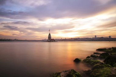 Denizin üzerinde güzel bir gün batımı