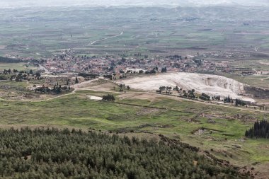Türkiye'deki Pamukkale büyüleyici havuzları. Pamukkale Kaplıcalar ve travertenleri, akan su ile karbonat mineralleri sol teraslarında içerir. Unesco Dünya Mirası sitedir.