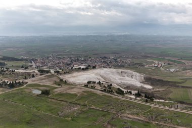 Türkiye'deki Pamukkale büyüleyici havuzları. Pamukkale Kaplıcalar ve travertenleri, akan su ile karbonat mineralleri sol teraslarında içerir. Unesco Dünya Mirası sitedir.