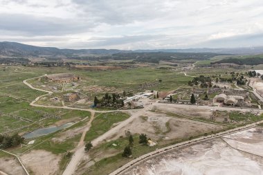 Türkiye'deki Pamukkale büyüleyici havuzları. Pamukkale Kaplıcalar ve travertenleri, akan su ile karbonat mineralleri sol teraslarında içerir. Unesco Dünya Mirası sitedir.