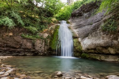 Dağlarda güzel bir şelale manzarası