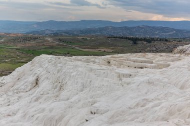 Türkiye'deki Pamukkale büyüleyici havuzları. Pamukkale Kaplıcalar ve travertenleri, akan su ile karbonat mineralleri sol teraslarında içerir. Unesco Dünya Mirası sitedir.