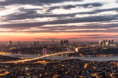 Akşamları ışıklar eşliğinde Bosporus Köprüsü. İstanbul ve Boğaz Köprüsü Panoraması, İstanbul, Türkiye