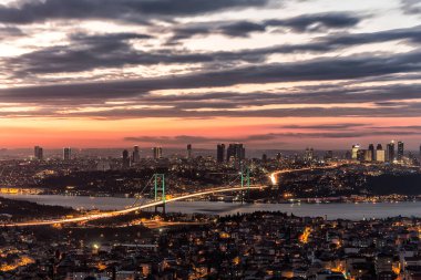 Akşamları ışıklar eşliğinde Bosporus Köprüsü. İstanbul ve Boğaz Köprüsü Panoraması, İstanbul, Türkiye