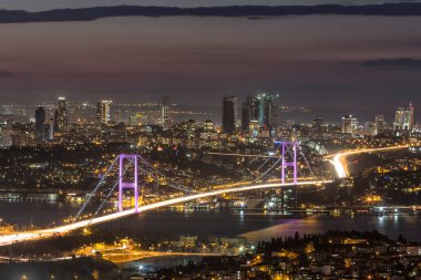 Akşamları ışıklar eşliğinde Bosporus Köprüsü. İstanbul ve Boğaz Köprüsü Panoraması, İstanbul, Türkiye