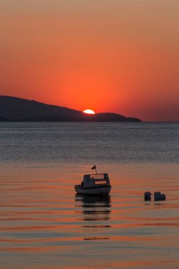 İstanbul, Türkiye-27 Ekim 2018: Günbatımında Boğaz 'da tekne siluetleri