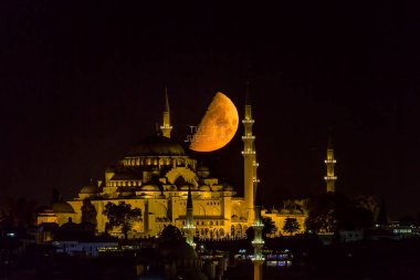 Altın gece ışıklarındaki Mavi Cami - İstanbul 'da alacakaranlık. Altı minareli Sultanahmet Camii Camii - Türkiye 'de Osmanlı mimarisinin ünlü bir heykeli.