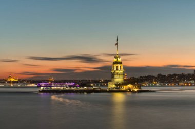 İstanbul 'daki Bakire Kulesi Uskudar' dan güzel renkli günbatımı (Türkçe: Kiz Kulesi). İstanbul sembolü. Romantik İstanbul Günbatımı manzarası. İstanbul Boğazı ve Bakire Kulesi muhteşem manzara, Türkiye