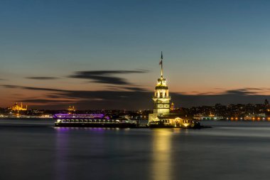 İstanbul 'daki Bakire Kulesi Uskudar' dan güzel renkli günbatımı (Türkçe: Kiz Kulesi). İstanbul sembolü. Romantik İstanbul Günbatımı manzarası. İstanbul Boğazı ve Bakire Kulesi muhteşem manzara, Türkiye