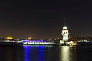 İstanbul 'daki Bakire Kulesi Uskudar' dan güzel renkli günbatımı (Türkçe: Kiz Kulesi). İstanbul sembolü. Romantik İstanbul Günbatımı manzarası. İstanbul Boğazı ve Bakire Kulesi muhteşem manzara, Türkiye