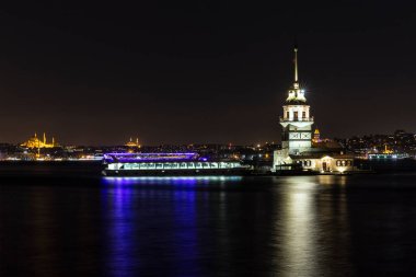 İstanbul 'daki Bakire Kulesi Uskudar' dan güzel renkli günbatımı (Türkçe: Kiz Kulesi). İstanbul sembolü. Romantik İstanbul Günbatımı manzarası. İstanbul Boğazı ve Bakire Kulesi muhteşem manzara, Türkiye
