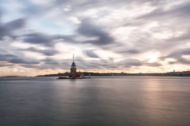İstanbul 'daki Bakire Kulesi Uskudar' dan güzel renkli günbatımı (Türkçe: Kiz Kulesi). İstanbul sembolü. Romantik İstanbul Günbatımı manzarası. İstanbul Boğazı ve Bakire Kulesi muhteşem manzara, Türkiye