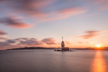 İstanbul 'daki Bakire Kulesi Uskudar' dan güzel renkli günbatımı (Türkçe: Kiz Kulesi). İstanbul sembolü. Romantik İstanbul Günbatımı manzarası. İstanbul Boğazı ve Bakire Kulesi muhteşem manzara, Türkiye