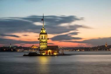 İstanbul 'daki Bakire Kulesi Uskudar' dan güzel renkli günbatımı (Türkçe: Kiz Kulesi). İstanbul sembolü. Romantik İstanbul Günbatımı manzarası. İstanbul Boğazı ve Bakire Kulesi muhteşem manzara, Türkiye