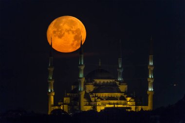 Altın gece ışıklarındaki Mavi Cami - İstanbul 'da alacakaranlık. Altı minareli Sultanahmet Camii Camii - Türkiye 'de Osmanlı mimarisinin ünlü bir heykeli.