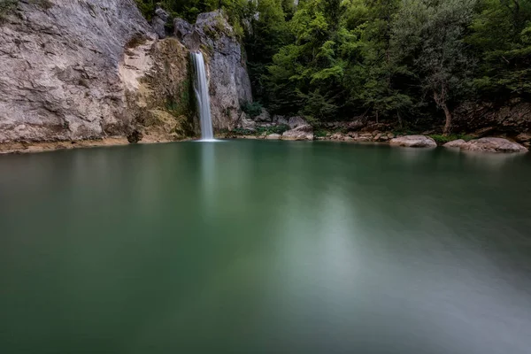 Gyönyörű Vízesés Erdőben — Stock Fotó