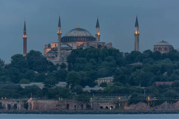 Ayasofya, İstanbul. Bizans mimarisinin dünyaca ünlü anıtı. St. Sophia Katedrali manzarası. Ayasofya Müzesi (Ayasofya Sophia), İstanbul, Türkiye.