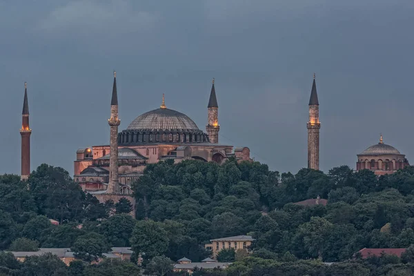 Ayasofya, İstanbul. Bizans mimarisinin dünyaca ünlü anıtı. St. Sophia Katedrali manzarası. Ayasofya Müzesi (Ayasofya Sophia), İstanbul, Türkiye.
