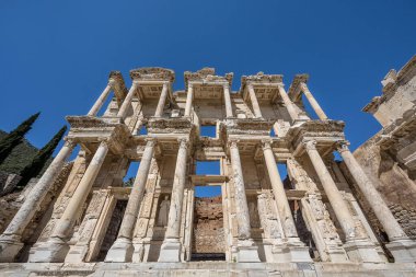 Türkiye 'de Efes Antik Şehir. Türkiye 'nin Efes kentindeki Celsius Kütüphanesi harabeleri güzel bir yaz gününde