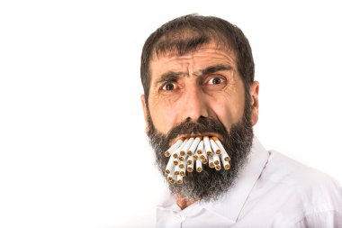 Deli adam beyaz arka planda bir sürü sigara içiyor. Sigara bağımlısı konsepti.