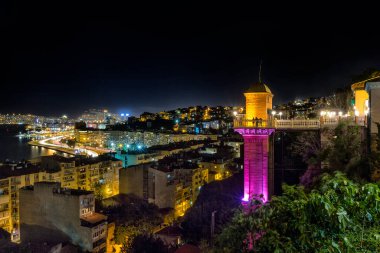 Konak Bölgesindeki Tarihi Asansör, IZMIR, TURKEY. İzmir 'in tarihi asansörlü güzel gece manzarası.