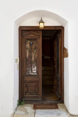 Şehrin eski ahşap kapısı.