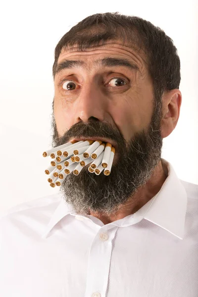 狂人は白い背景の前で多くのタバコを吸っている タバコ中毒喫煙者コンセプト — ストック写真