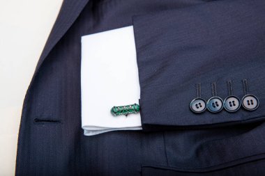 Lüks erkek giyim aksesuarları. Mavi koleksiyon, ceket, kol düğmeleri, kravat ve mendil. Babalar Günü ve Sevgililer Günü konsepti.