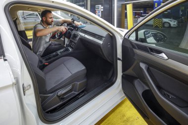 İstanbul, Türkiye - 9 Temmuz 2018; araba yıkama. Yüksek Basınçlı Su ile Araba Temizleme. Araba yıkama istasyonu.