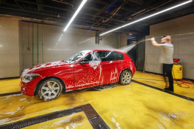 İstanbul, Türkiye - 9 Temmuz 2018; araba yıkama. Yüksek Basınçlı Su ile Araba Temizleme. Araba yıkama istasyonu.