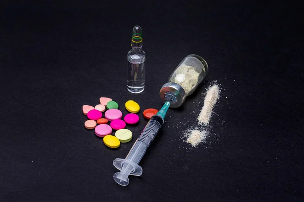 Piller Missbruk Kokain Linje Spår Spruta Heroin Svart Bakgrund — Stockfoto