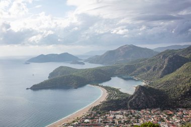 Oludeniz, Türkiye 'nin güneybatı kıyısında bir tatil köyüdür. Oludeniz Tabiat Parkı 'nın mavi gölü ve geniş, beyaz Belcekiz Sahili ile bilinir..