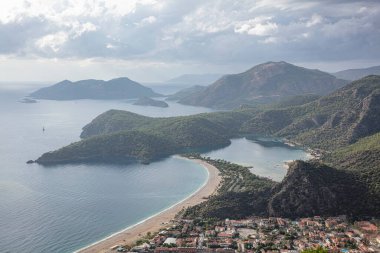 Oludeniz, Türkiye 'nin güneybatı kıyısında bir tatil köyüdür. Oludeniz Tabiat Parkı 'nın mavi gölü ve geniş, beyaz Belcekiz Sahili ile bilinir..
