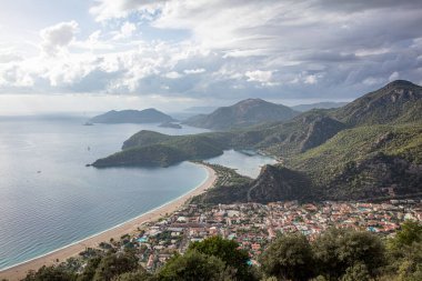 Oludeniz, Türkiye 'nin güneybatı kıyısında bir tatil köyüdür. Oludeniz Tabiat Parkı 'nın mavi gölü ve geniş, beyaz Belcekiz Sahili ile bilinir..