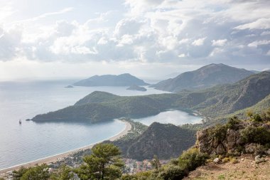 Oludeniz, Türkiye 'nin güneybatı kıyısında bir tatil köyüdür. Oludeniz Tabiat Parkı 'nın mavi gölü ve geniş, beyaz Belcekiz Sahili ile bilinir..