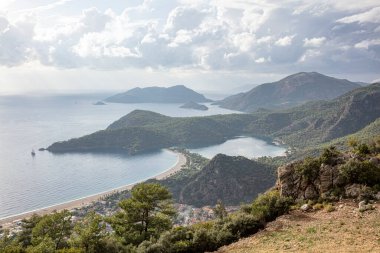 Oludeniz, Türkiye 'nin güneybatı kıyısında bir tatil köyüdür. Oludeniz Tabiat Parkı 'nın mavi gölü ve geniş, beyaz Belcekiz Sahili ile bilinir..