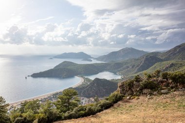 Oludeniz, Türkiye 'nin güneybatı kıyısında bir tatil köyüdür. Oludeniz Tabiat Parkı 'nın mavi gölü ve geniş, beyaz Belcekiz Sahili ile bilinir..