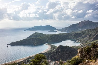 Oludeniz, Türkiye 'nin güneybatı kıyısında bir tatil köyüdür. Oludeniz Tabiat Parkı 'nın mavi gölü ve geniş, beyaz Belcekiz Sahili ile bilinir..