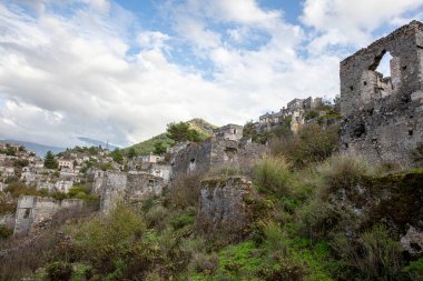 Fethiye 'nin Kayakoy köyüne giden taş merdivenler. Kayakoy, Asya 'nın en büyük hayalet kasabasıdır (Anadolu).)